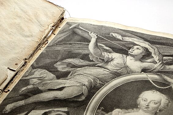 Foto von Buchseite mit Illustration von Engel und einer Kaiserin, die Seiten lösen sich vom Bund