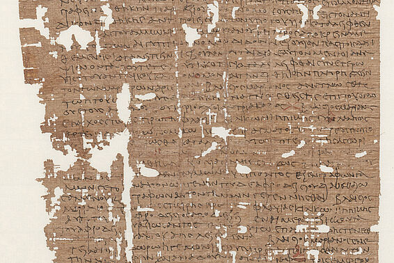 Längliches Papyrus, auf der linken Seite fehlt ein großes Stück