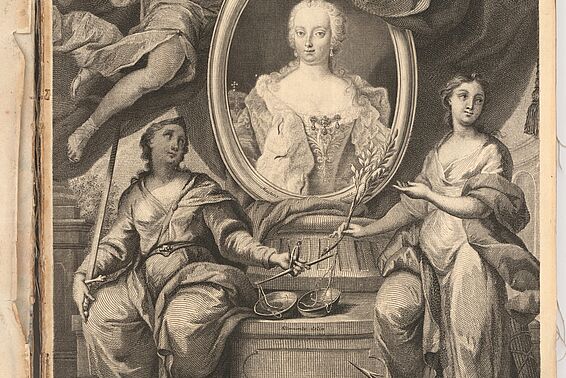Foto von Illustration in altem Buch, in der Mitte ein Porträt einer Frau in edler Kleidung, rechts und linkes eine Person, darüber bläst ein Engel Fanfare