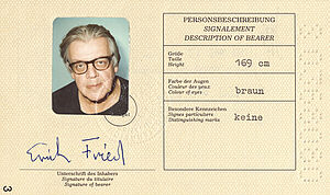 Reisepass mit Foto von Erich Fried, graue Haare und Brille