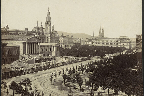 Schwarz-weißes Foto vom Parlament, davor Alleen