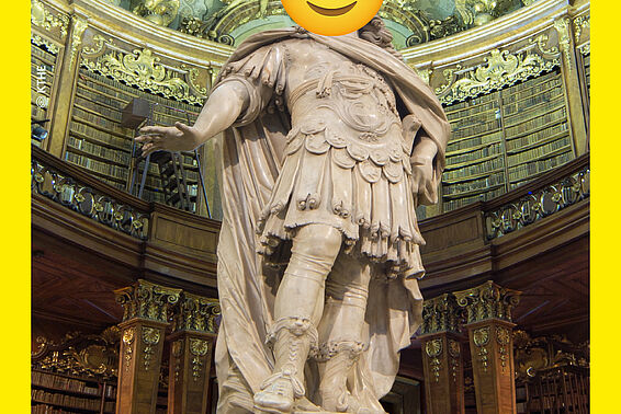 Foto von Statue in Marmorsaal mit Bücherregalen, über das Gesicht ist ein Emoji mit Sonnenbrille gelegt. Oben steht "Unsere Geschichte lebt"