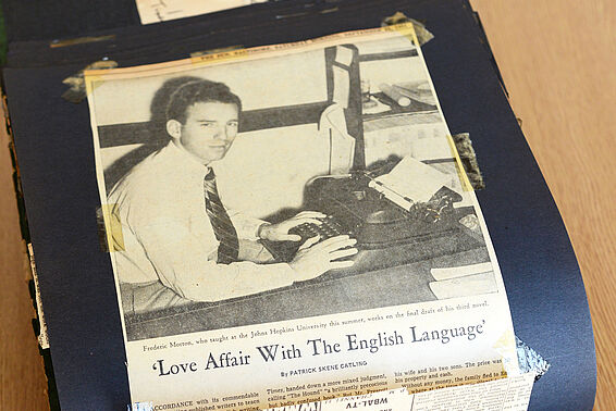 Schwarz-weißes Foto von einem Mann, der an einer Schreibmaschine schreibt, darunter steht "Love Affair With The English Language"