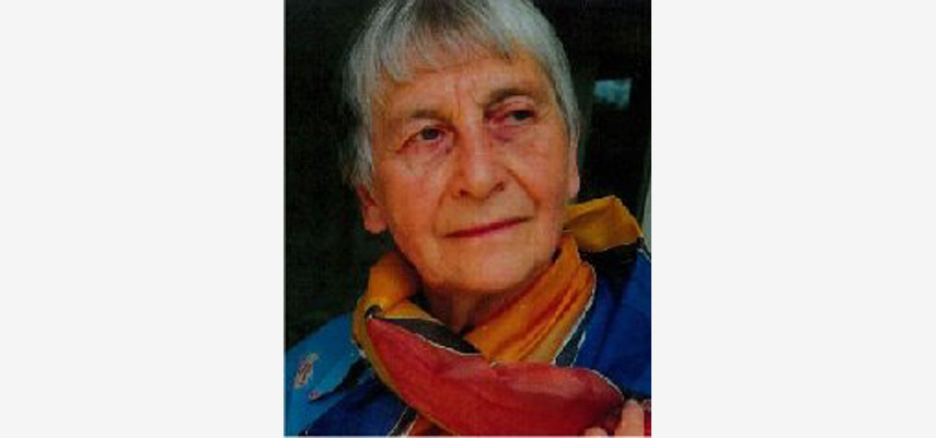 Frau mit buntem Schal, Blick zur Seite